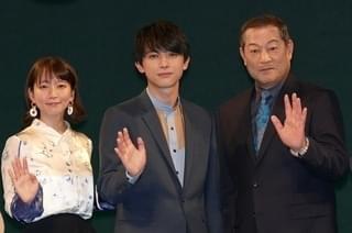 舞台挨拶に立った吉沢亮、吉岡里帆、 松平健