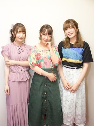 左から、日高里菜、本渡楓、加隈亜衣