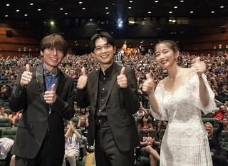 喜びの表情を浮かべる吉沢亮、吉岡里帆、長井監督