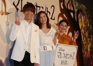 登壇した上戸彩、福田彩乃、小野賢章