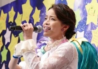 主題歌を熱唱した知念里奈