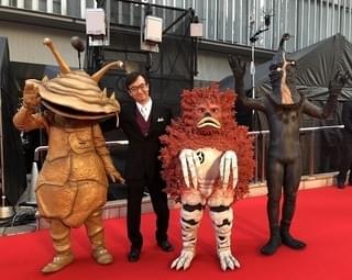 TIFFレッドカーペットの記念写真。左から、カネゴン、氷川氏、ガラモン、ケムール人