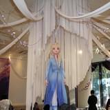 カフェ中央にはドレス姿のエルサ!