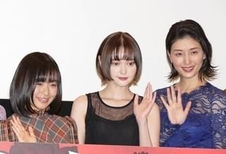 舞台挨拶に立った(左から)森七菜、 玉城ティナ、橋本マナミ