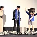 ヒット祈願の瓦割りに成功し、コナンくんガッツポーズ!