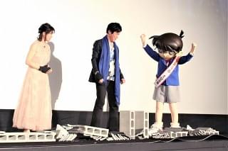 ヒット祈願の瓦割りに成功し、コナンくんガッツポーズ!