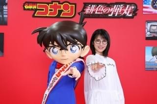 コナン君と決めポーズをする浜辺美波