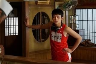 ジューシーなとんかつを揚げる音×フロアを熱狂の渦に巻き込むビートが見事に融合！