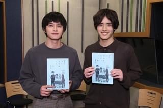 アフレコ台本を手にした北村匠海と赤楚衛二