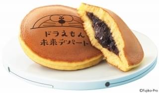 ドラえもんの焼き印が入った、焼きたてどら焼き