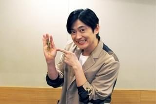 手に持っているのはトカゲのおもちゃです！