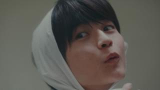 あの手この手で笑わせようとする