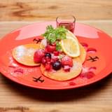 釘崎野薔薇「ストロベリーパンケーキ」(単品1540円、ドリンクセット2090円)