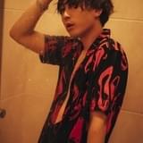 着衣のままシャワーを浴びる大胆なカットが