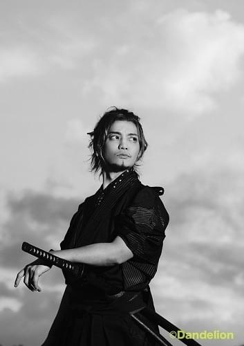 浅沼晋太郎、2nd写真集が発売 凛々しい表情、犬を抱きしめほほ笑む姿