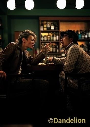 浅沼晋太郎、2nd写真集が発売 凛々しい表情、犬を抱きしめほほ笑む姿