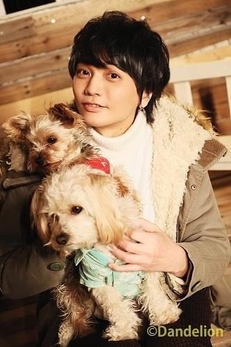 浅沼晋太郎、2nd写真集が発売 凛々しい表情、犬を抱きしめほほ笑む姿