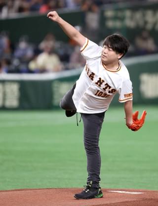 始球式で松岡禎丞がピッチャー、安元洋貴がキャッチャー挑戦！