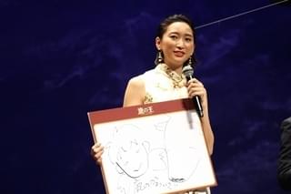 髪をばっさりカットし、ボブヘア姿を披露した杏