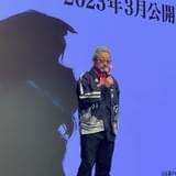 庵野組の法被を着て説明する紀伊宗之氏