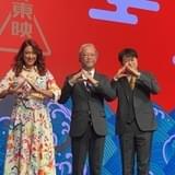 東映マークを作る手塚治社長(中央)