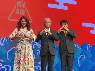 東映マークを作る手塚治社長(中央)