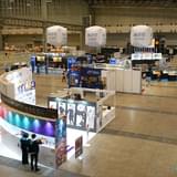 メーカースペースの開場前の様子。ブースの周りの空間も大きくとられていることが分かります。