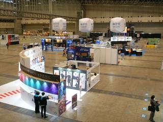 メーカースペースの開場前の様子。ブースの周りの空間も大きくとられていることが分かります。
