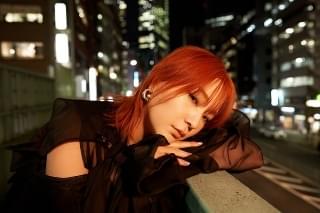 エンディングテーマを担当する高槻かなこ