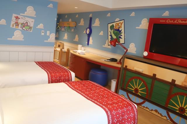 トイ・ストーリーホテル」お披露目 客室はアンディの部屋をイメージ