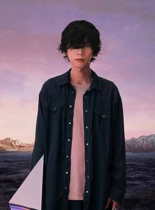 “シン・アーティスト写真”を披露