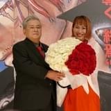 歌姫“ウタ”熱演の名塚佳織「こんな幸せなことない」 父シャンクス役・池田秀一からバラの花束