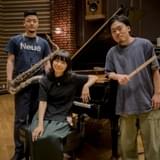 上原ひろみ、石若駿、馬場智章の3ショット