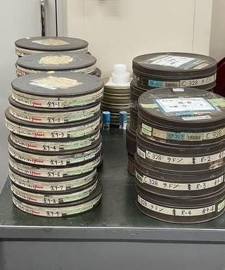 3原色のフィルム缶(筆者撮影)