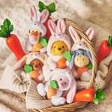 うさぎのコスチュームをまとったプーさんと仲間たち