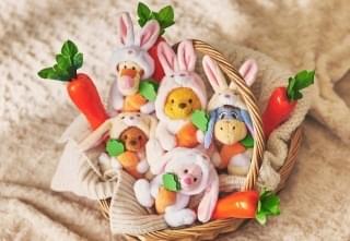 うさぎのコスチュームをまとったプーさんと仲間たち