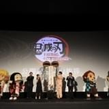 ワールドツアー上映開幕を祝って、くす玉を割る場面も!