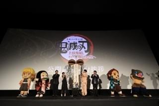 ワールドツアー上映開幕を祝って、くす玉を割る場面も!