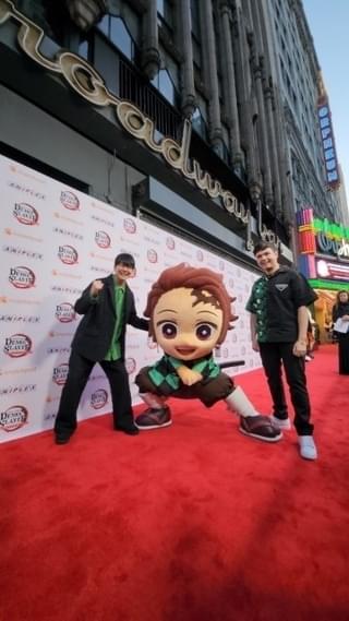 日本版・炭治郎役の花江夏樹、英語版・炭治郎役のZach Aguilarが対面