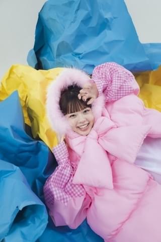 オープニングテーマを歌うasmi