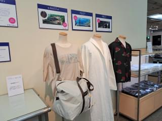 物販コーナーの「すずめのバッグ」「草太シャツ」「芹沢シャツ」