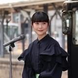 能登麻美子、のと鉄道七尾線「君は放課後インソムニア」ラッピング列車の出発式に参加