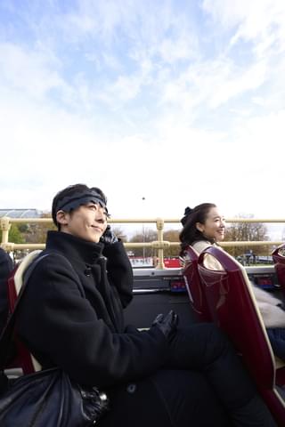 ルーヴルやパリ市街地を往く高橋一生＆飯豊まりえ、優美に佇む木村文乃＆長尾謙杜 実写映画「岸辺露伴」貴重なメイキング＆オフショット