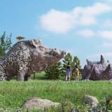 「乙事主」の滑り台と「タタリ神」のオブジェ