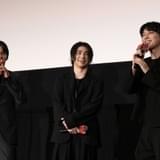 肩を組むと客席から歓声が上がった