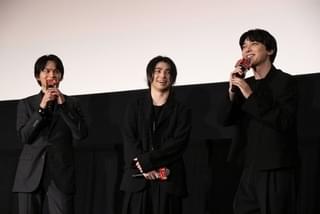 肩を組むと客席から歓声が上がった