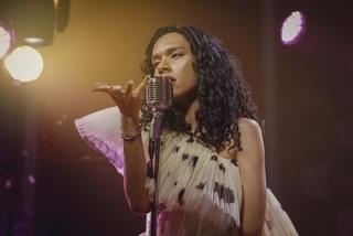 世界的シンガーを演じる