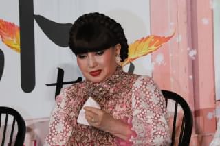 涙を拭う黒柳徹子