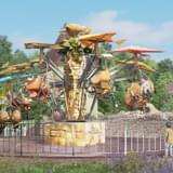 「年に一度、村にやってくる移動遊園地」をイメージした遊具「フライングマシン」