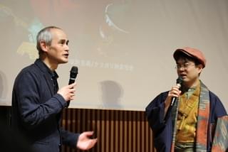 塚原重義監督(右)と数土直志プログラム・ディレクター